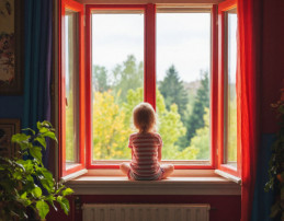 Памятка для родителей по профилактике выпадения детей из окна. Памятка для родителей по профилактике выпадения детей из окна.